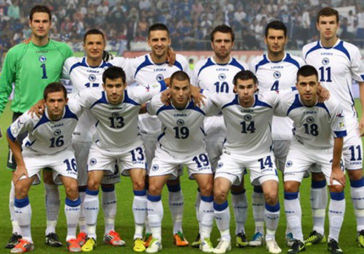 Sepp Blatter uručuje priznanje nogometnoj reprezentaciji BiH