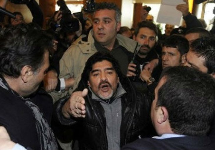 Diego Maradona u petak po prvi put bodri Napoli s tribina