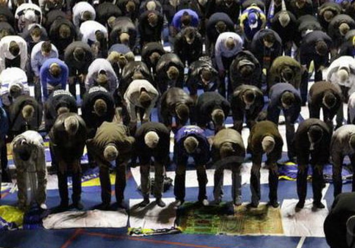 Navijači zajedno sa fudbalskim legendama klanjali bajram-namaz u Kaunasu