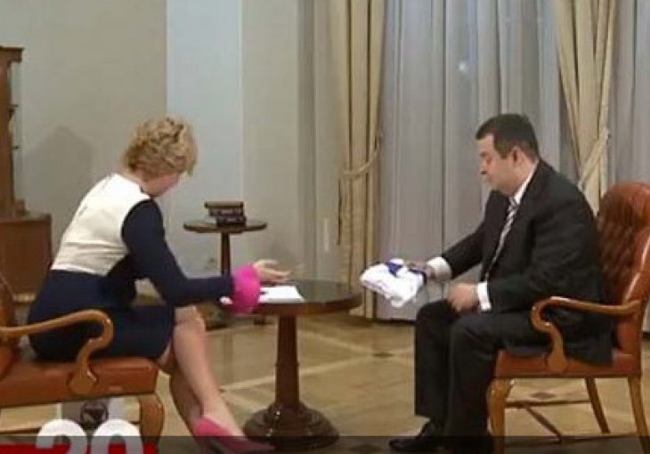 Premijer Srbije na poklon dobio dres Edina Džeke