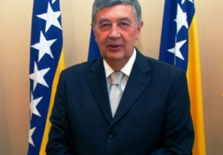 Uz ratne pokliče i zastave ARBiH teško ćete nekoga natjerati da navija za BiH