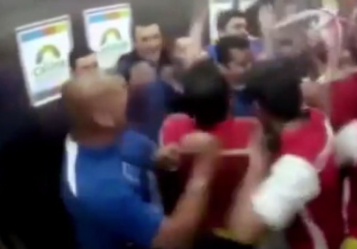 Zamislite da ste sami u liftu sa njima
