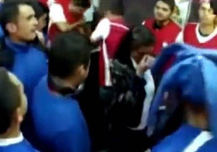 Kako bi reagovali kada bi u liftu sa vama bile zaraćene navijačke grupe?
