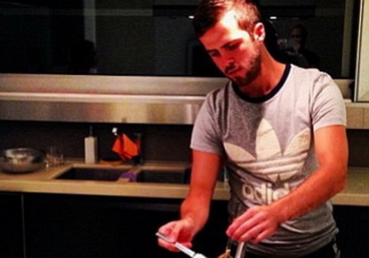 Miralem Pjanić u ulozi kuhara