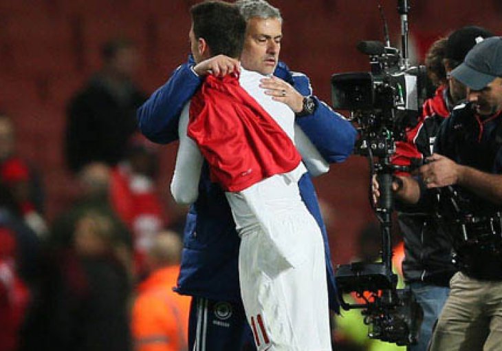 Ozil u znak zahvalnosti Mourinhu poklonio dres Arsenala
