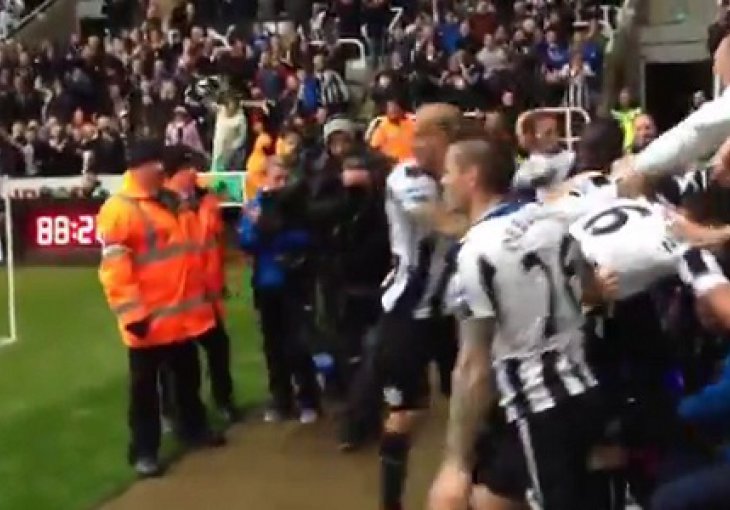 Pogledajte s kim golove slavi napadač Newcastlea