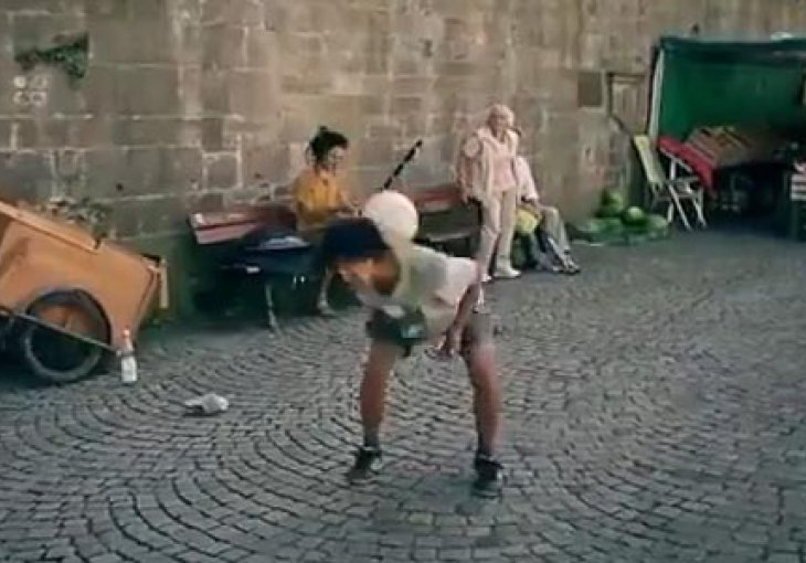 Nepoznati dječak izvodi majstorije na kaldrmi