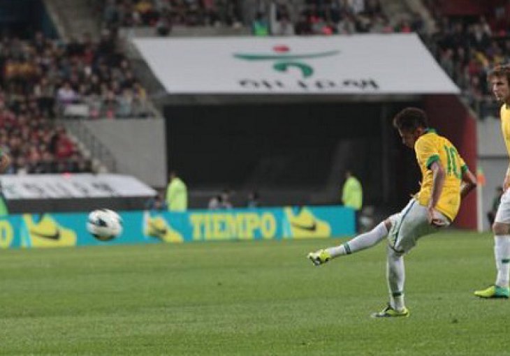 Brazil slavio, Neymar pretučen