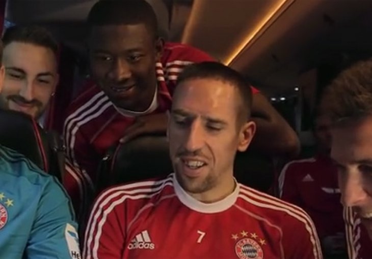 Pogledajte kako se fudbaleri Bayerna zabavljaju u autobusu