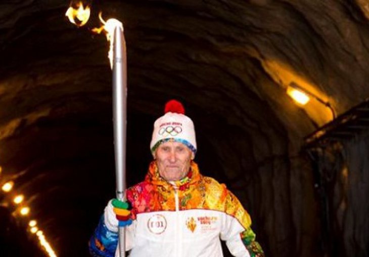 Olimpijska baklja zapalila rukav članu štafete!
