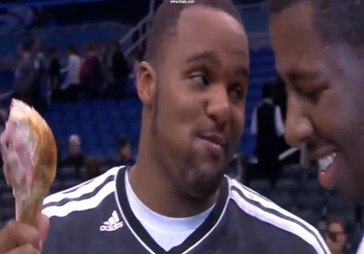 Glen Davis jeo ćurku na sred terena