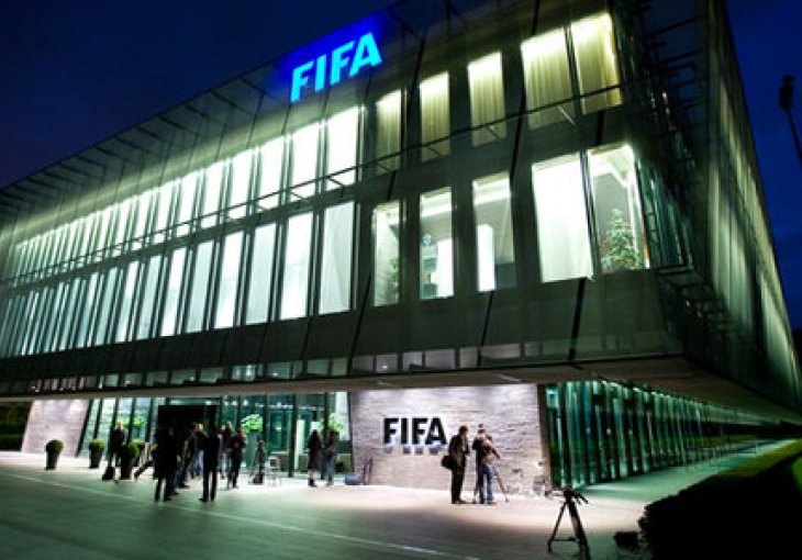 FIFA spustila zastave na pola koplja zbog Mandeline smrti