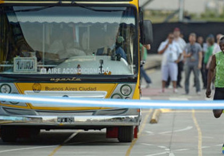 Usain Bolt je brži i od autobusa