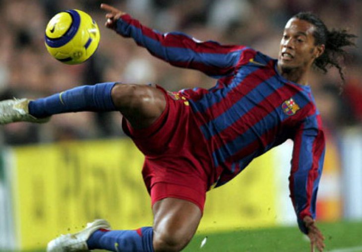 Pogledajte top 10 golova Ronaldinha dok je igrao za PSG i Barcelonu
