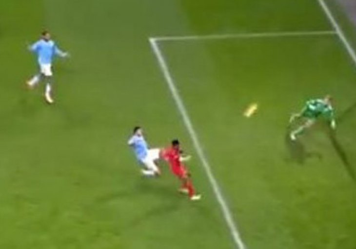 Pogledajte kako se obrukao napadač Liverpoola