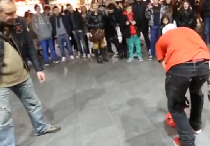 Ovako prolaze oni koju pokušaju uzeti loptu profesionalnom freestyle fudbaleru