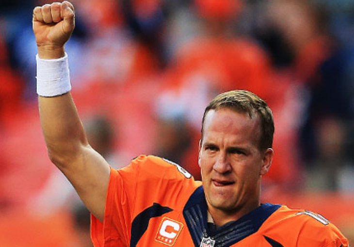 Peyton Manning svojim saigračima poptisuje dresove