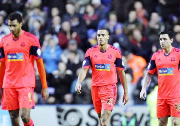 Trener Boltona se kladio protiv svog tima pa dobio otkaz