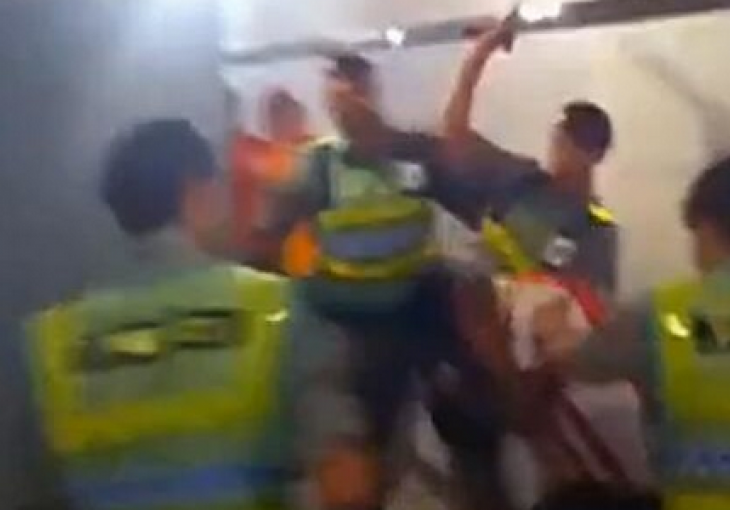 Šokantno: Pogledajte kako brazilska policija tuče navijača