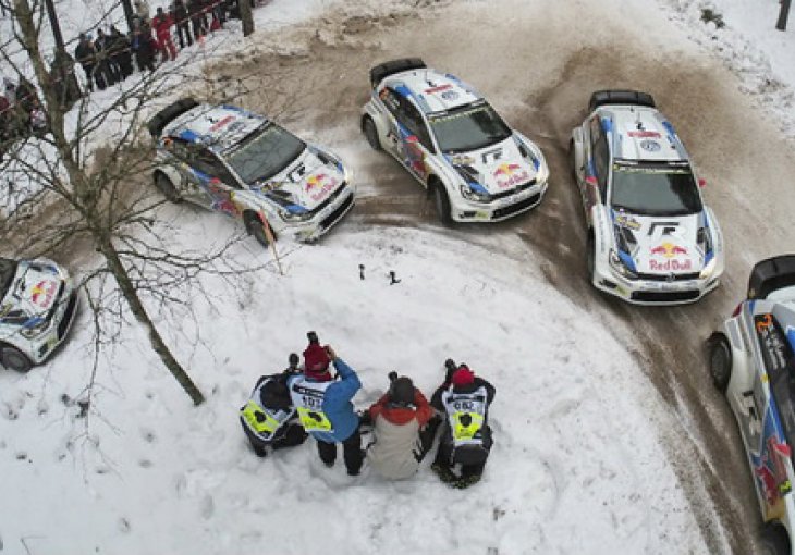 Latvala u vodstvu, Ogier u snijegu