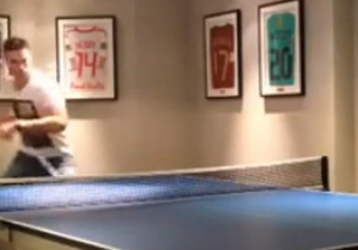 Pogledajte Robina van Persija u ulozi stonotenisera