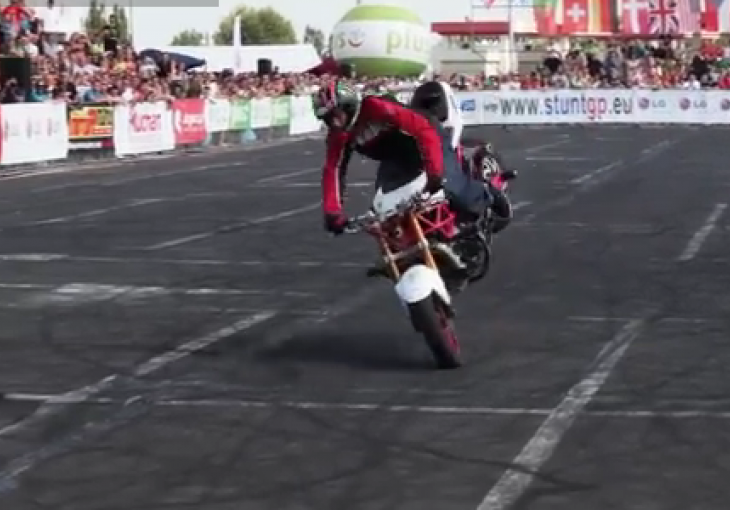 Pogledajte motociklistu koji radi strašne poteze!