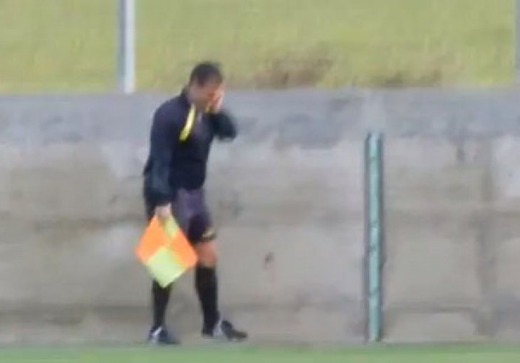 Pomoćni sudija telefonirao usred utakmice