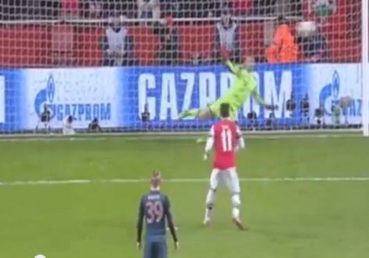 Neuer čudesnom intervencijom zaustavio Ozila