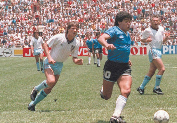 Maradona skida kopačke s klina i ponovo oblači dres