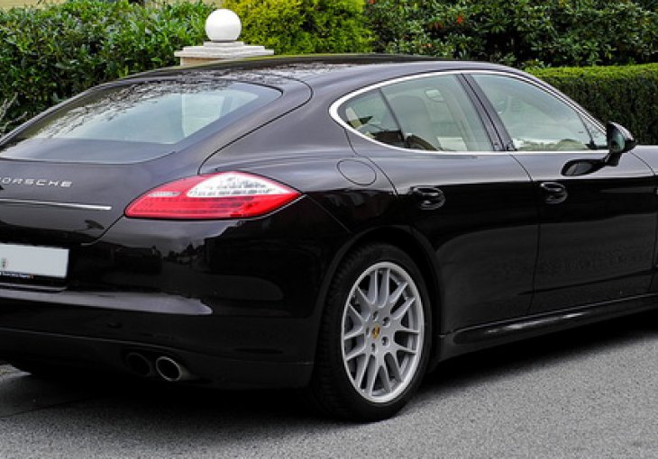 LeBron mami za rođendan kupio Porsche Panamera