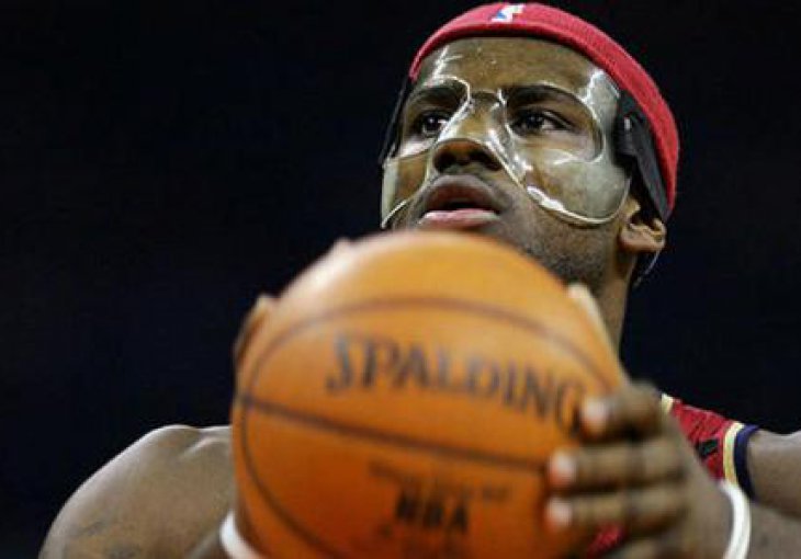 NBA liga: Maskirani James sredio Knickse, drama u Torontu