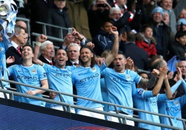 Manchester City osvojio pehar, a onda ga je Kompany razbio!