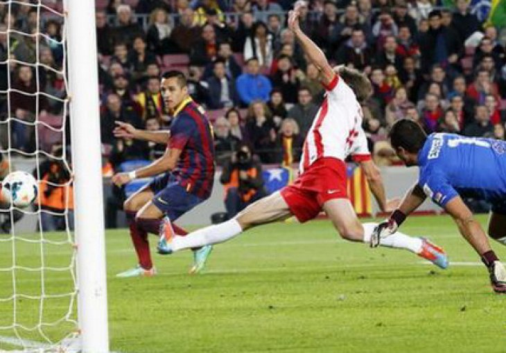 Barcelona čudesnim golovima Messija i Xavija srušila Almeriju