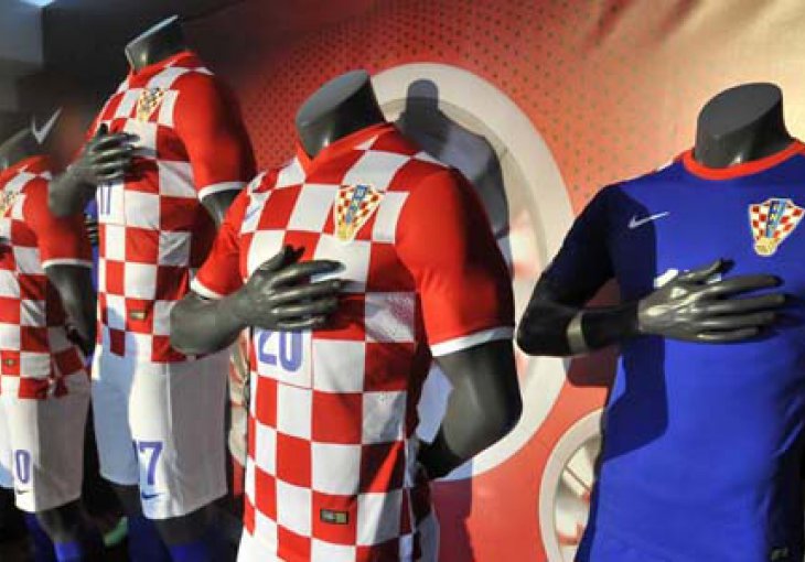 Kovačić i Mandžukić predstavili nove dresove Hrvatske