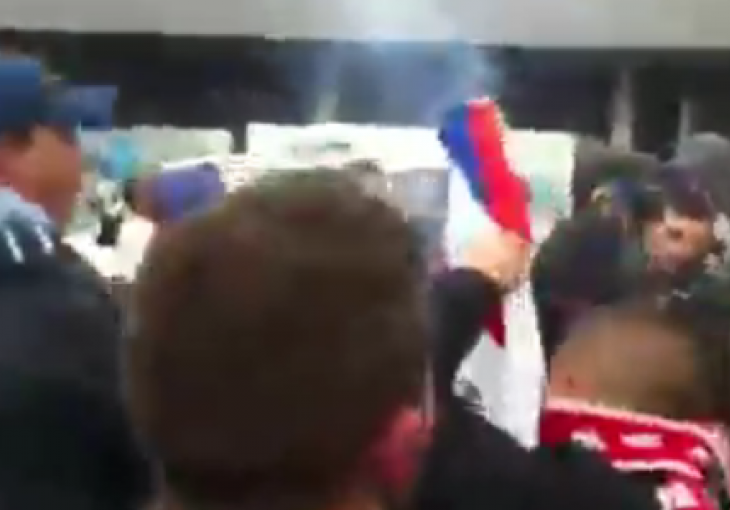Vatreni navijači Kosova zapalili zastavu Srbije!