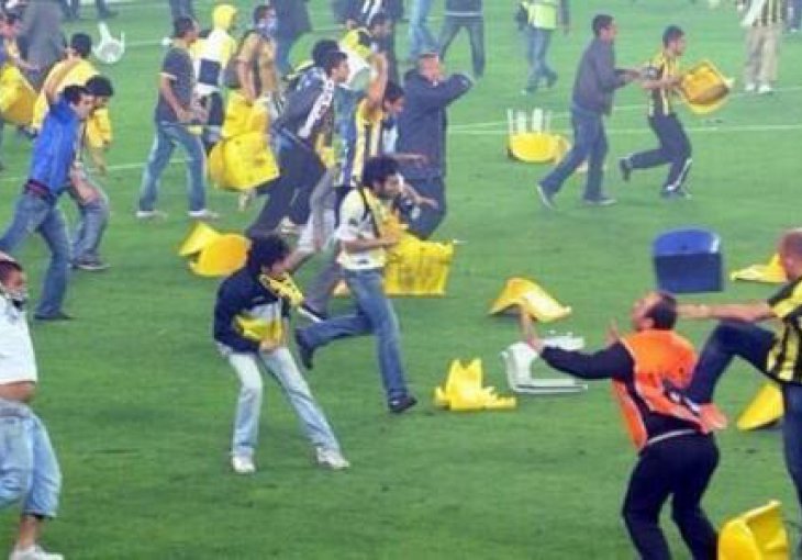Navijači prekinuli meč Trabzonspora i Fenerbahcea