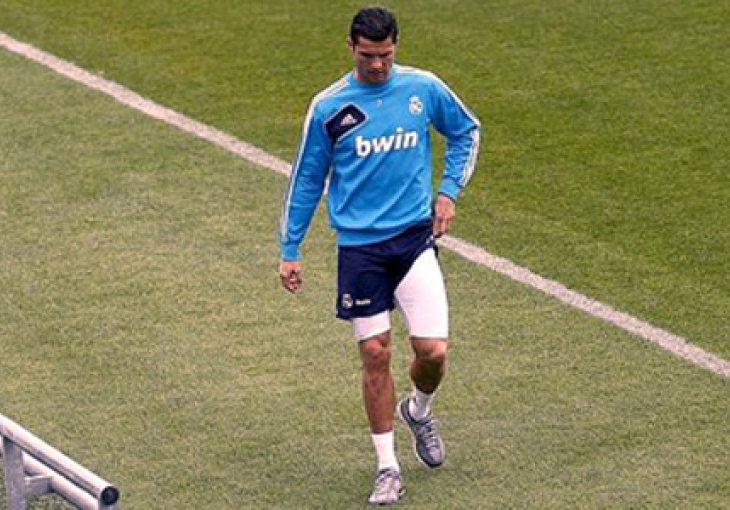 Ronaldo šepajući napustio trening Reala