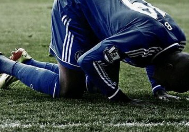 Zašto saigrači ne prilaze Dembi Ba kada on postigne gol?