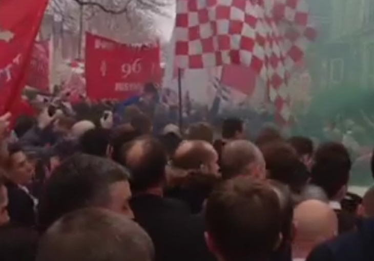 Nevjerovatan doček Liverpoolovog busa ispred Anfielda