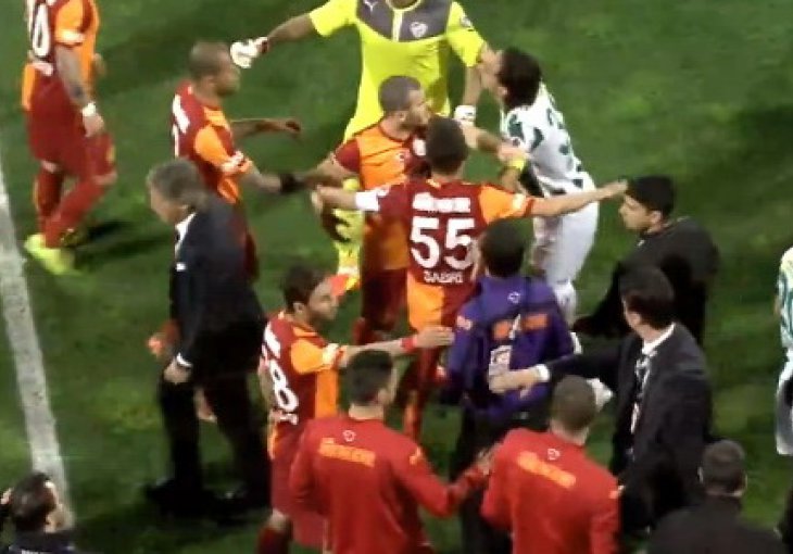Mancini agresivno izgurao Yilmaza, umalo opšta tuča na terenu