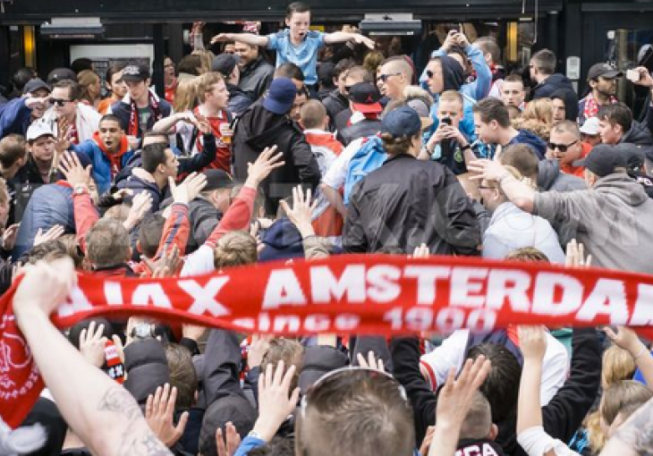 Ajaxovi huligani demolirali voz