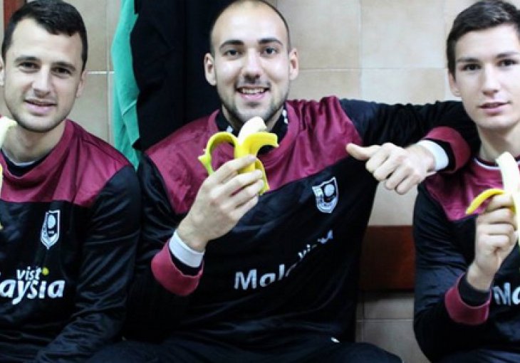 I fudbaleri FK Sarajevo jeli banane
