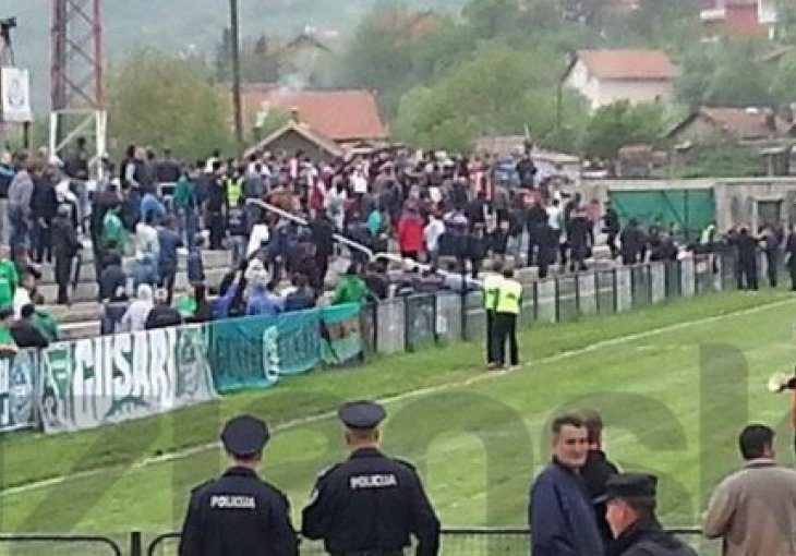 Opšta tuča navijača Slobode i policije