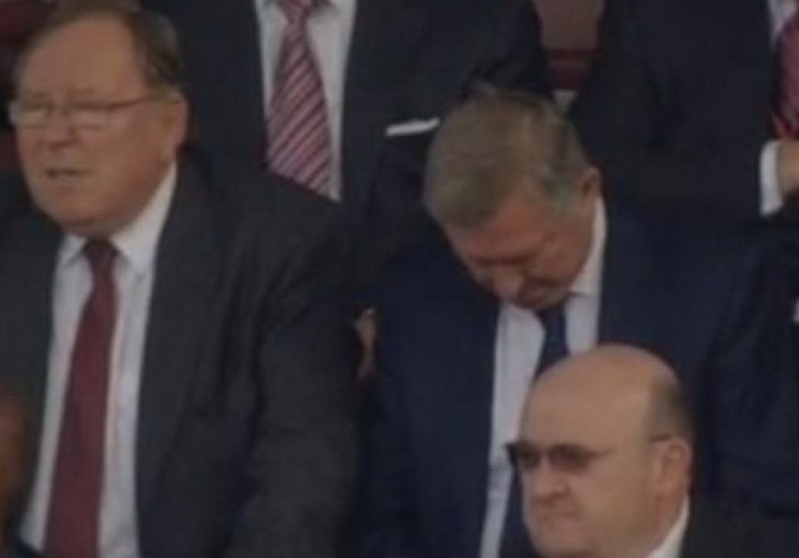 Sir Alex Ferguson zaspao od dosade ili spustio glavu od srama?