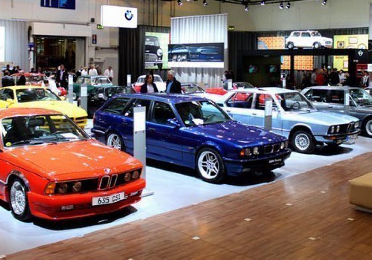 Na izložbi automobila 
