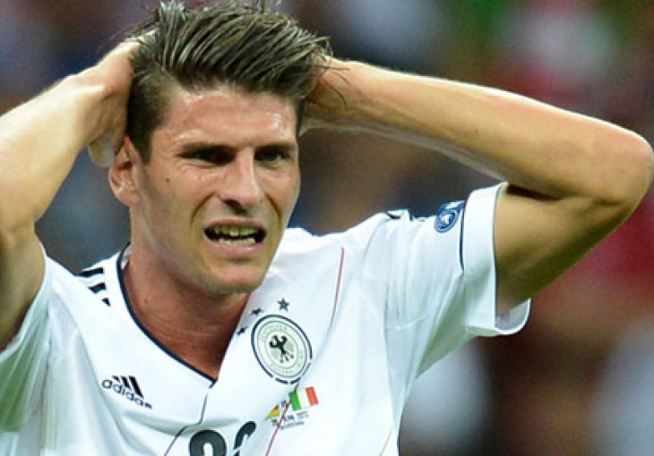 VIDEO: Super Mario Gomez se probudio!