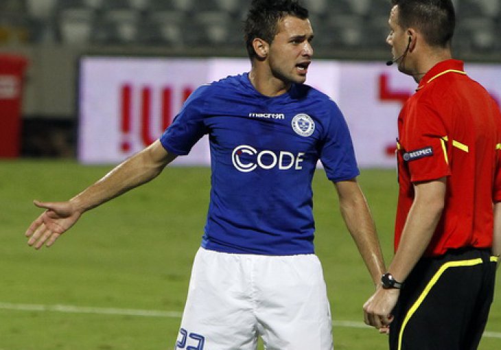 Opšta tuča igrača Rudara i Željezničara na terenu