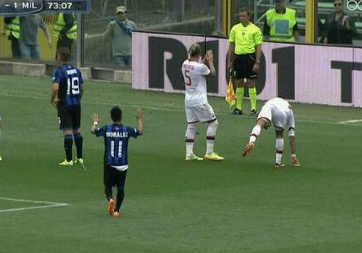 Pogledajte kako su igrači Milana reagovali na bananu ubačenu u teren