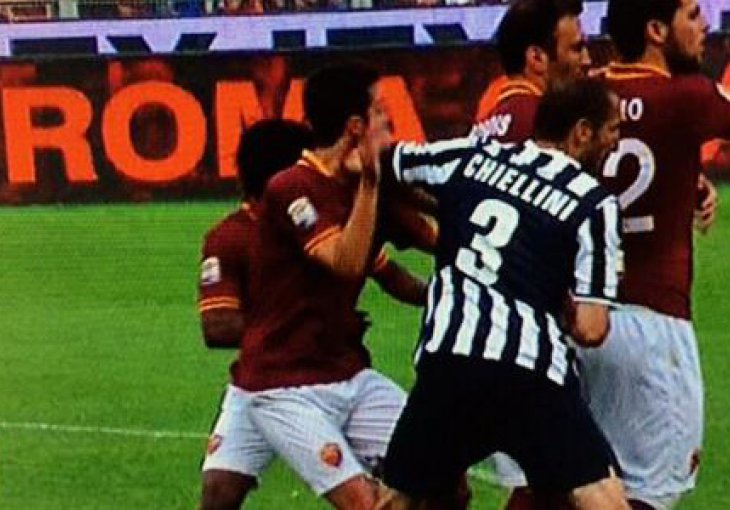 Kako prljavo! Pogledajte šta je Chiellini uradio Miralemu Pjaniću