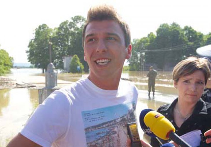 Mandžukić posjetio poplavljena područja u Hrvatskoj